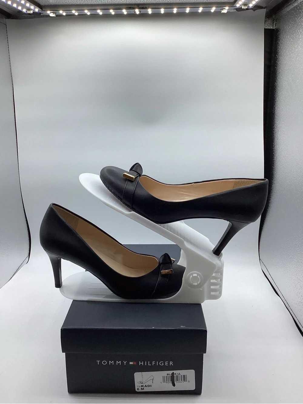 Tommy Hilfiger Black Leather Mid-Heel Pumps with Gold Accent Women’s size 6M